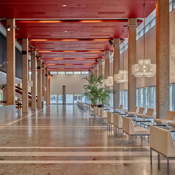de Doelen hal met zitruimte