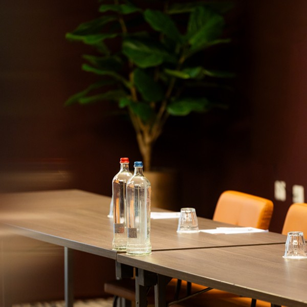 City hotel Gouda - zaal waterfles