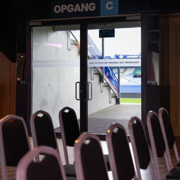 Zaal met gang naar voetbalveld