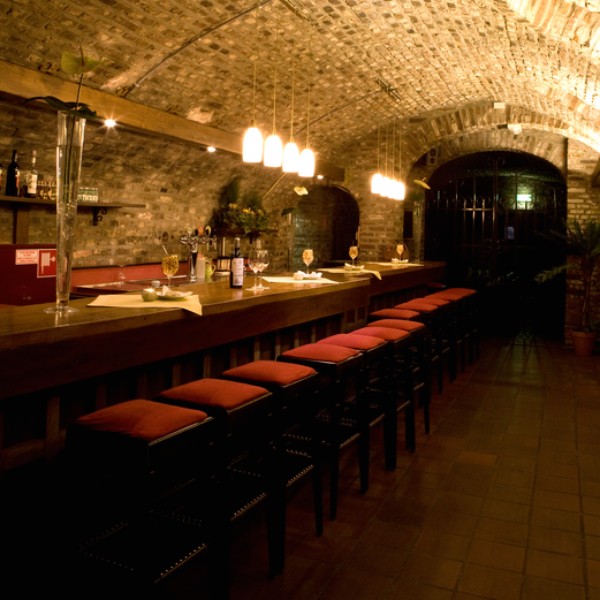 7. La Ville Blanche-Interieur-Kelderbar 004