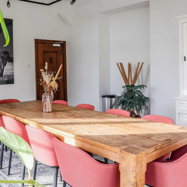 Huize Marlot - houte tafel