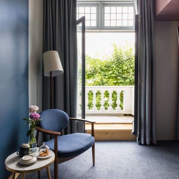 8. Chambre d'hôtel en ville.png