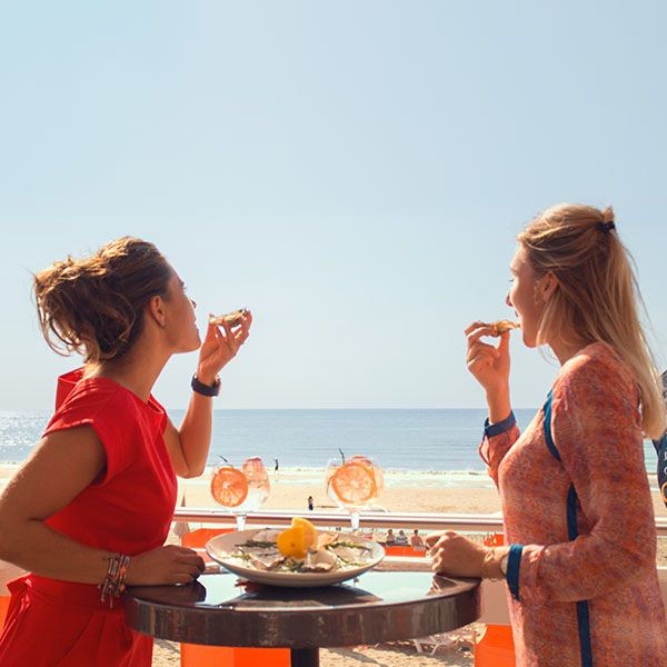 8. Beachclub O. cocktail op terras