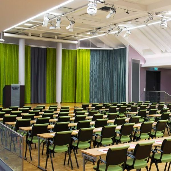 2. Thon Hotel Opera - Theater zaal.jpg