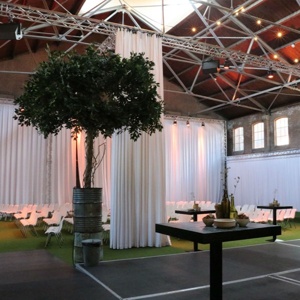 Mauritskazerne - theaterzaal met hoge tafels