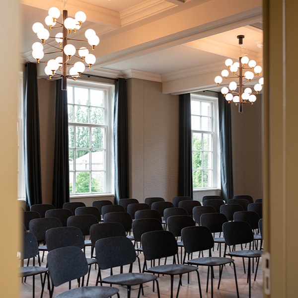 Mauritskazerne - zaal theateropstelling zwarte stoelen