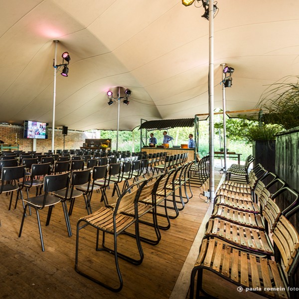 9. Te Werve Lodge Zaal theater leeg