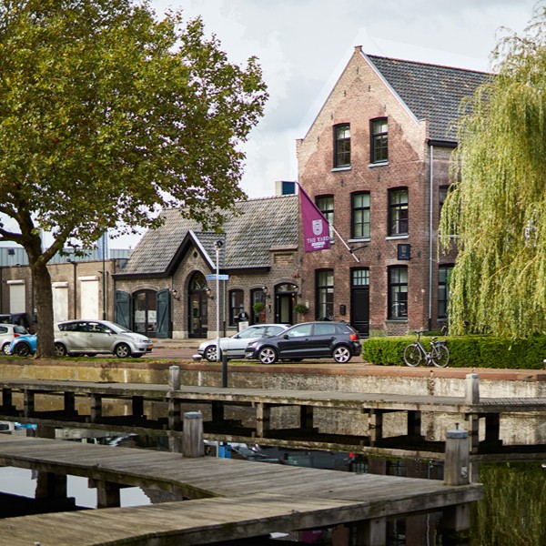 7. Hotel The Yard aanzicht verder weg