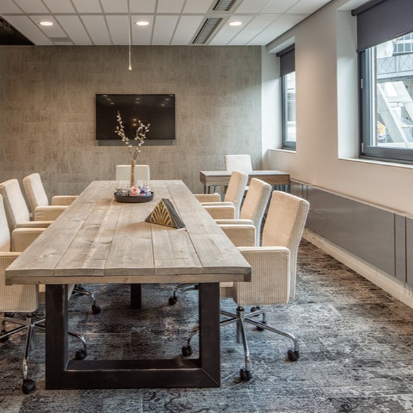 Vergaderruimte houten tafel