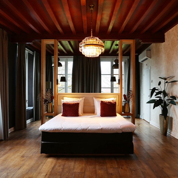 Hotelkamer Bed midden in kamer