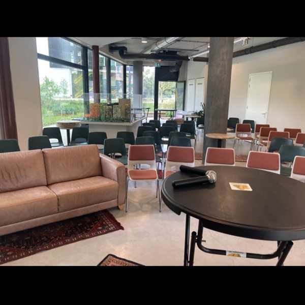 De Kwekerij - zaal met microfoon
