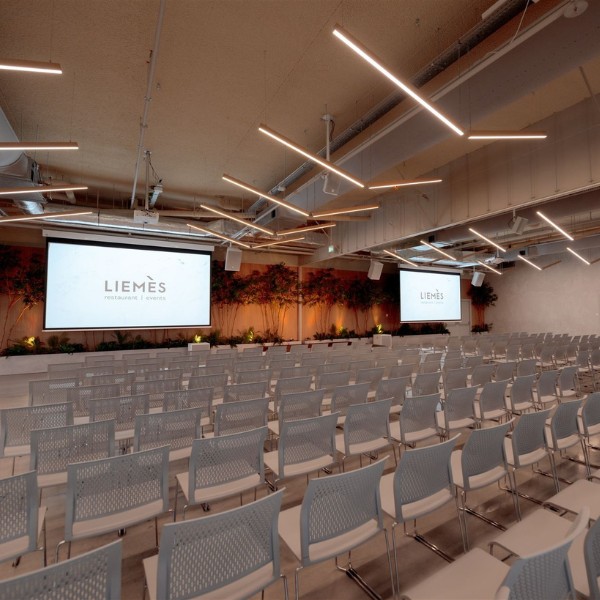 LIEMÈS - Theater opstelling