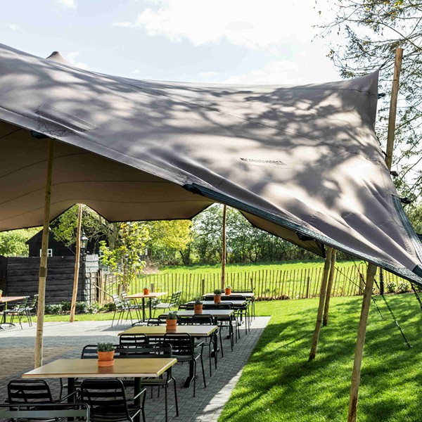 Buiten tent 2