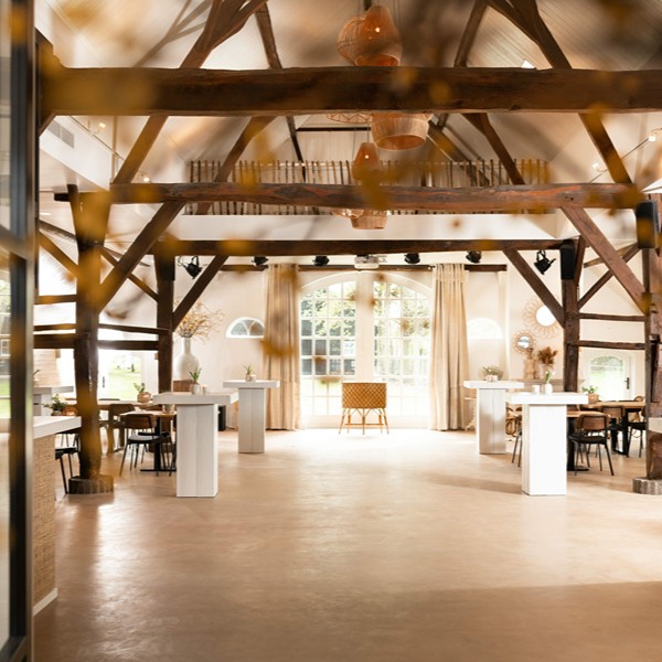 Zaal houten pilaren