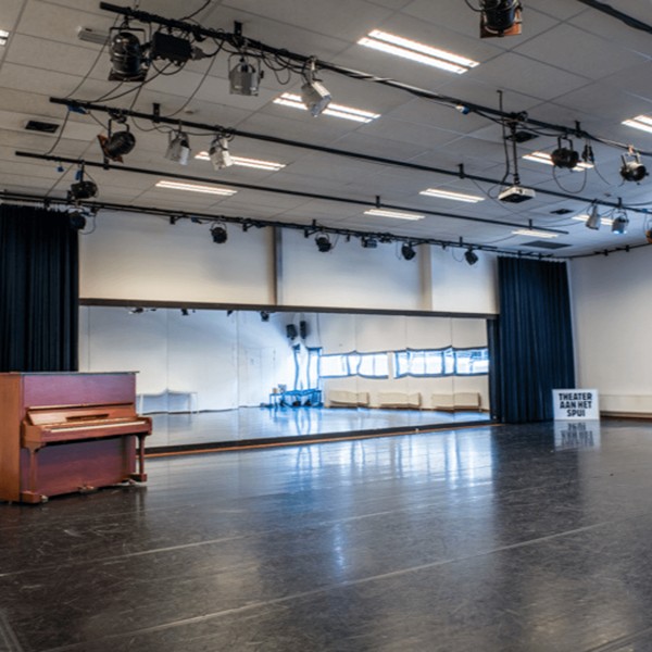 Theater aan het Spui - danszaal met spiegelwand