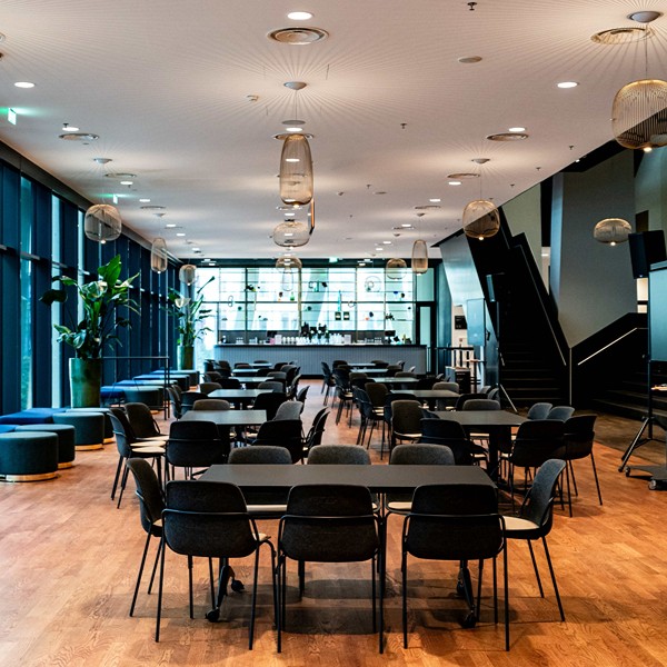 Amare - Foyer met tafels
