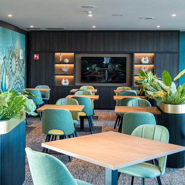 OZO hotels de president - restaurant tafels