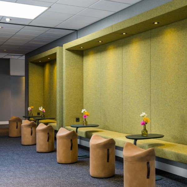 11. Postillion Utrecht Bunnik - Bank groen.JPG