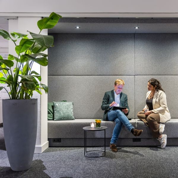 13. Postillion Utrecht-Bunnik - Bank mensen.JPG