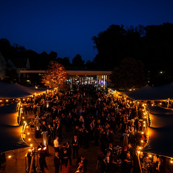 13. Château St. Gerlach Feest buiten nacht