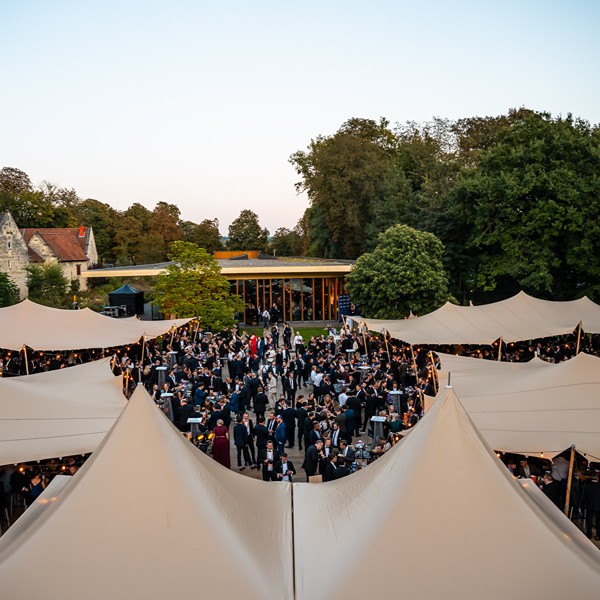 6. Château St. Gerlach Feest buiten overdag