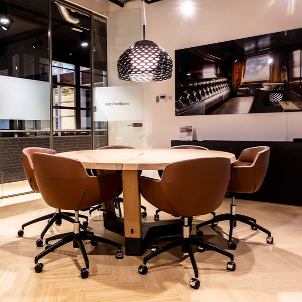 8. Frame Offices Haarlem – Runder Tisch