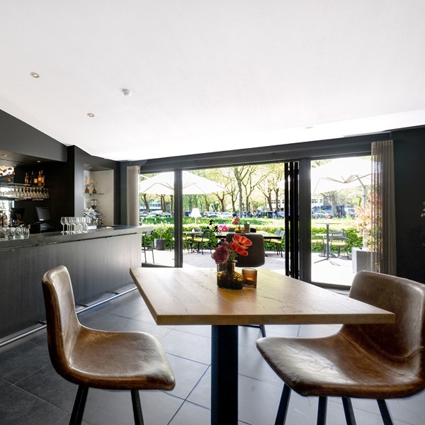 Rosarium Amstelpark -bar met tafel