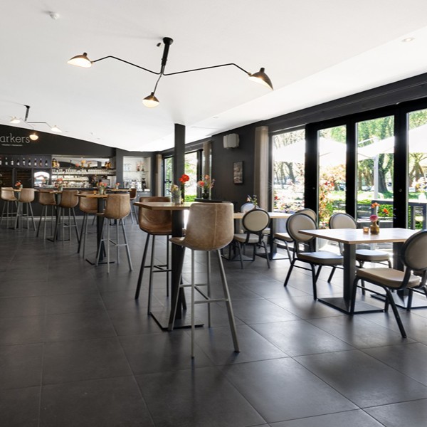 Rosarium Amstelpark - Restaurant binnen met hoge tafel