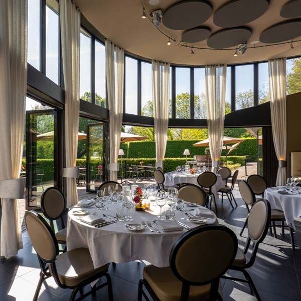 Rosarium Amstelpark - Restaurant ronde tafels koepel