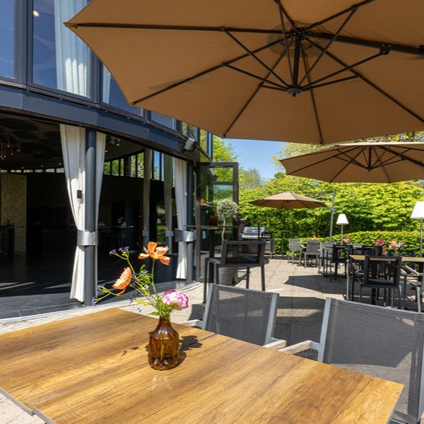Rosarium Amstelpark - Terras met parasol