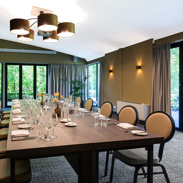 Rosarium Amstelpark - zaal met lange tafel