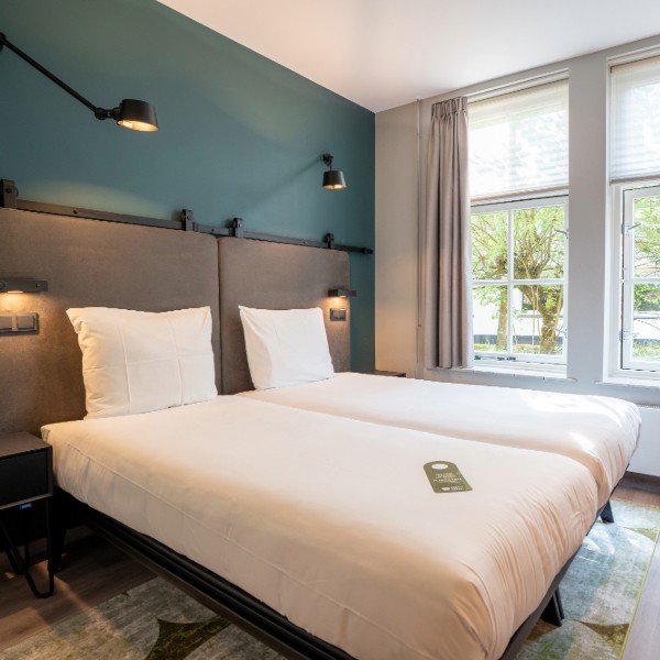 11. Kontakt der Kontinenten- Hotelkamer