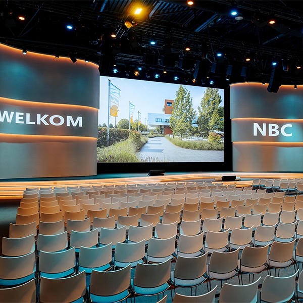 NBC – Kinosaal-Leinwand