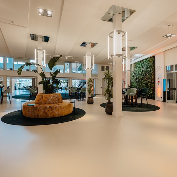 Green-Center Lounge