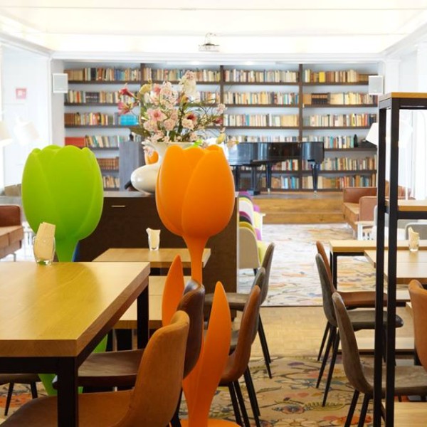 ISVW - Zaal met boekenkast