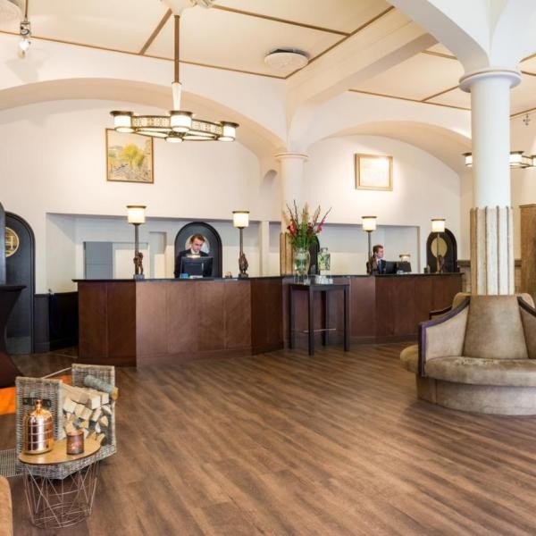 NH Amsterdam Schiller lobby