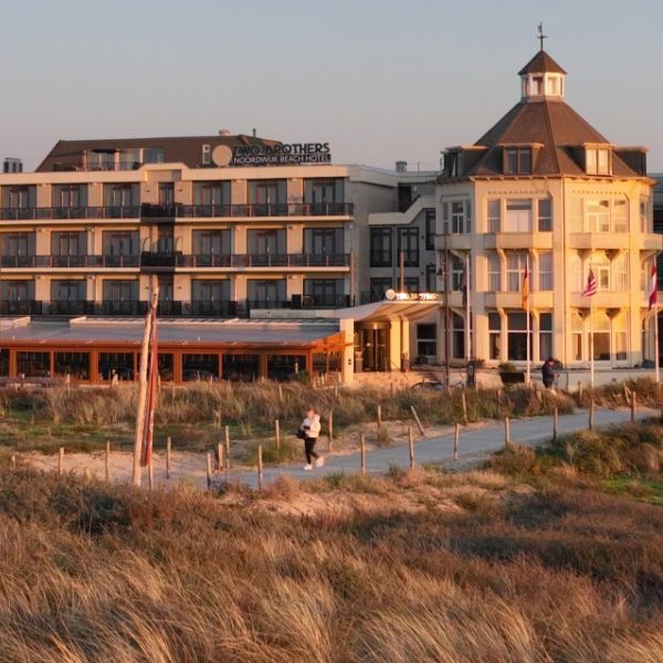 1. Two Brothers Noordwijk Beach Hotel - Buiten aanzicht.jpg